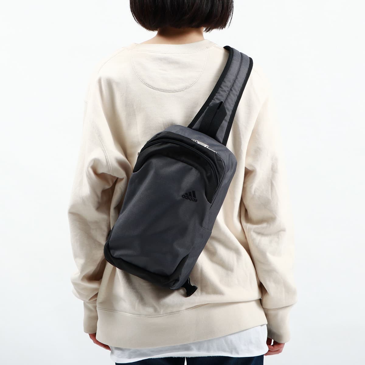 adidas アディダスボディバッグ 6L-