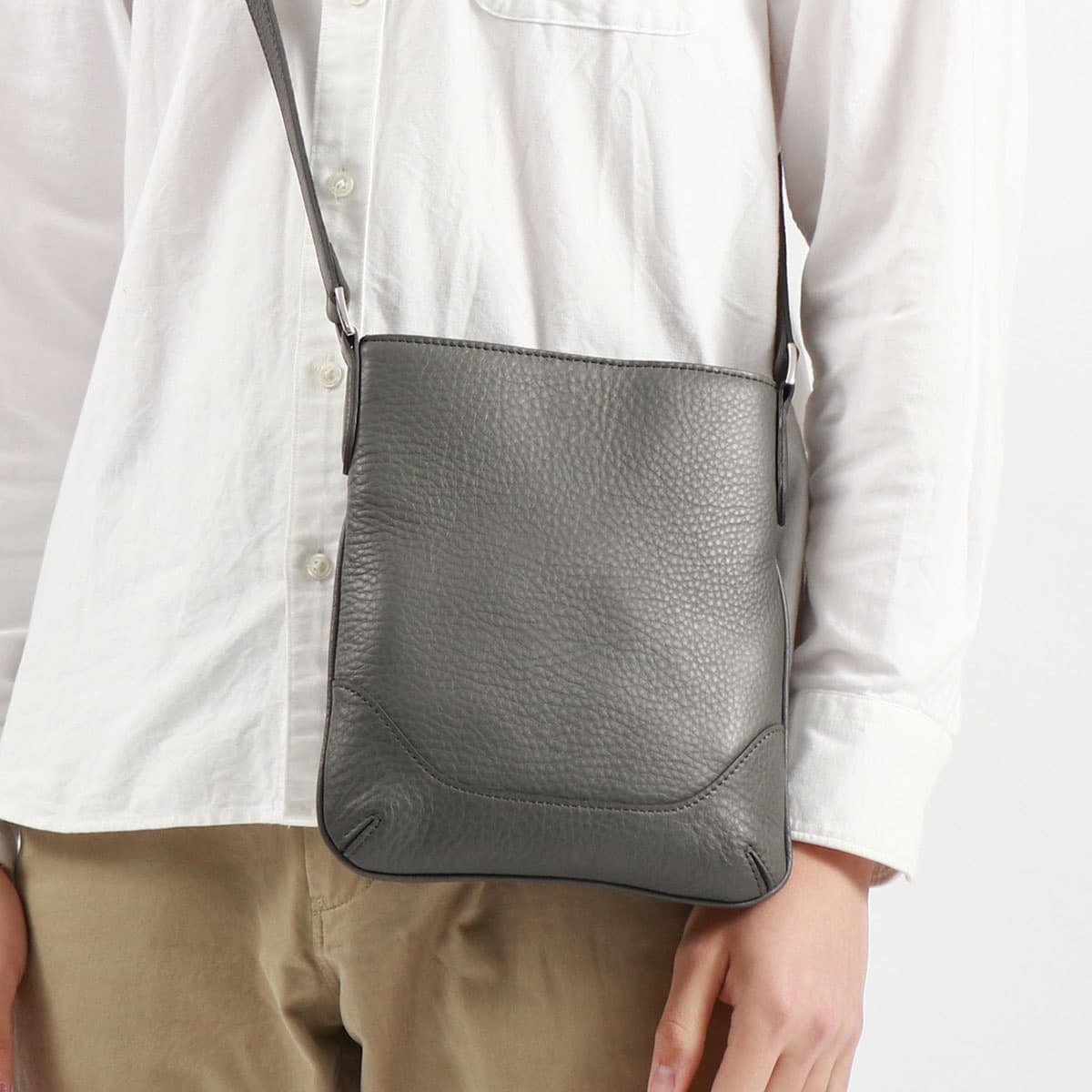 ペッレモルビダ　メッセンジャーバック　ショルダーバック ペッレモルビダ バッグ シュリンクレザー ショルダーバッグ