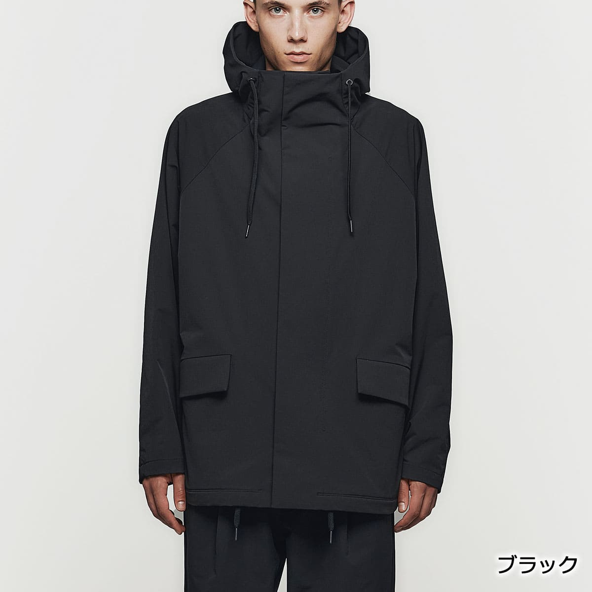 「着るバッグ」をコンセプトに、移動に欠かせない必需品を収納できる機能を備えたフード付きのアウターが登場。
